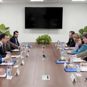 Ministro Bisonó y el subsecretario de Estado de EE.UU. abordan temas del desarrollo económico